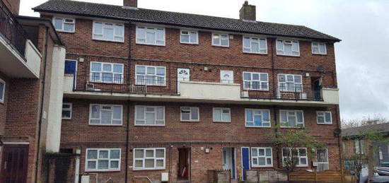 Maisonette to rent in Newmarket Avenue, Northolt UB5