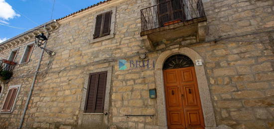 Palazzina terra-cielo in centro Luogosanto