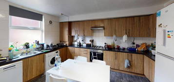 6 bedroom terraced house to rent