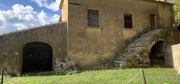 Dans charmant village près d'Uzès, maison de village à rénov