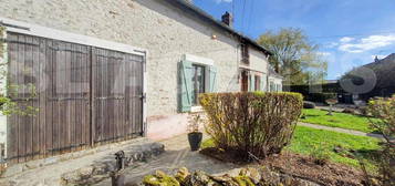 **Longère Pleine de Caractère avec Grange, Atelier, Garage et Vue Imprenable sur la Nature**