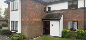 Maisonette to rent in Bramble Close, Redhill, Surrey RH1