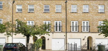 Town house to rent in Chadwick Place, Surbiton KT6