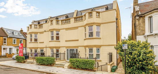 Flat for sale in Birkbeck Avenue, Acton W3