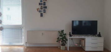Helle EG-Wohnung mit Terrasse + Grünfläche
