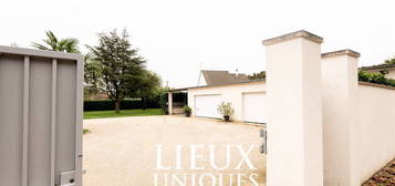 LIEUX UNIQUES ® PROPOSE GARAGE DE 83 M² ET BUCHER DE 28 M² SUR TERRAIN DE 1506 M² PROXIMITÉ CONTRES