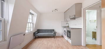 Flat to rent in 322 Burdett Road E14, Limehouse, London,