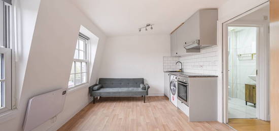 Flat to rent in 322 Burdett Road E14, Limehouse, London,