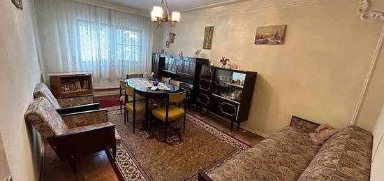 De vanzare 2 camere, decomandat , zona Pietei Mari ,43500