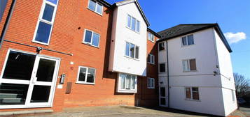 Flat to rent in Hythe Hill, Colchester, Essex CO1