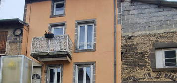 Maison de bourg avec terrasse et jardin