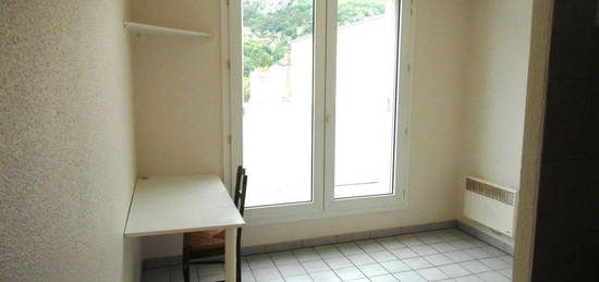 GRENOBLE GARE (rue ARAGO), STUDIO de 15 m2, UNIQUEMENT ETUDIANT(E) AVEC CAUTION PARENTALE