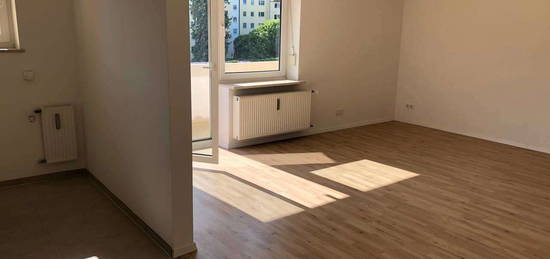 Verkehrstechnisch günstig gelegene Wohnung mit zwei Zimmern und Balkon