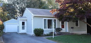 91 Bellview Ave, Tiverton, RI 02878