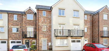 6 bedroom town house for sale