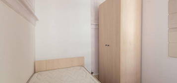 264983 - Quarto com cama de solteiro em...