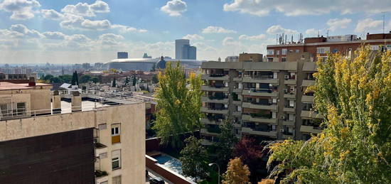 Alquiler de Piso en avenida de Alberto de Alcocer, 32