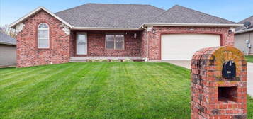 884 W Crestwood Street, Nixa, MO 65714