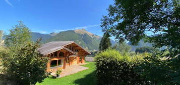 Chalet Ilbarritz très lumineux à la montagne, 4 chambres, 3 salles de bain , salon cathédrale. Peut accueillir jusqu'à 12 personnes. Géothermie. Très belle vue. Vieille cave voutée. Grande terrasse