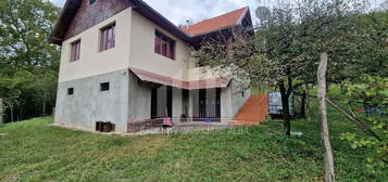 Casa cu livada in Cetea