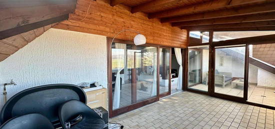 Schöne und gepflegte 3-Zimmer-DG-Wohnung mit Balkon und Einbauküche in Breunigweiler