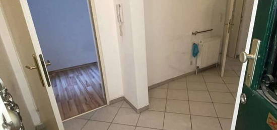 SANIERUNGSBEDÜRFTIGE Zimmer-Kabinett Wohnung zu verkaufen ....