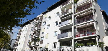 VOIRON CENTRE VILLE, POUR INVESTISSEUR, T2, 54 m², avec balcon et ascenseur, loué 645 EUROS par mois