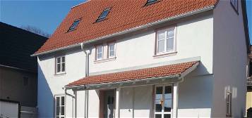 Eschborn-Mitte,  Attraktives, ruhig gelegenes Einfamilienhaus mit 2 PKW-Stellplätzen und Terrasse!!