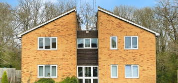 Studio to rent in Estcots Drive, East Grinstead RH19