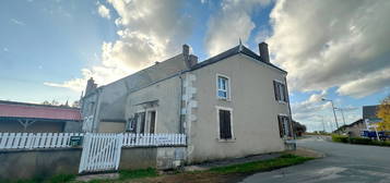 Maison de village à fort potentiel.