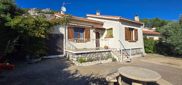 LOCATION LE ROVE .  MAISON DE TYPE 4 AVEC TERRASSE , JARDIN ET DEPENDANCES .