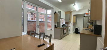 5 bedroom terraced house to rent