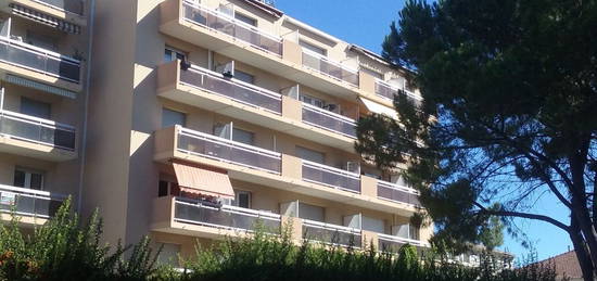 Studio avec balcon, cave et parking à deux pas des remparts