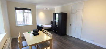 Flat to rent in Ewart Grove, London N22