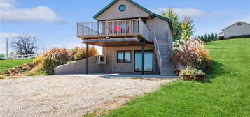 210 W Summit St, Wyoming, IA 52362