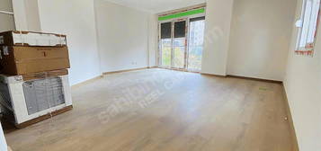 REEL CADDE'DEN ERENKÖYDE SIFIR GENİŞ SALONLU OTOPARKLI 110m2 2+1