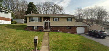 132 Valley View Dr, Peckville, PA 18452