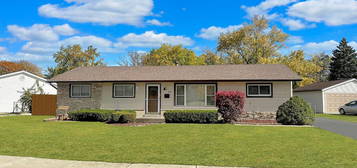 211 Basswood Dr, Elk Grove Village, IL 60007