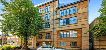 Flat to rent in Pechiney House, The Grove, Slough SL1