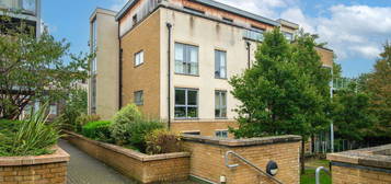 Flat to rent in Blagrove Road, Teddington TW11