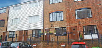 3 bed town house to rent