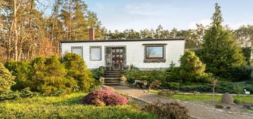 Idyllisches Anwesen: Großes Grundstück, geräumige Terrasse, hübscher Garten mit Teich & Doppelgarage