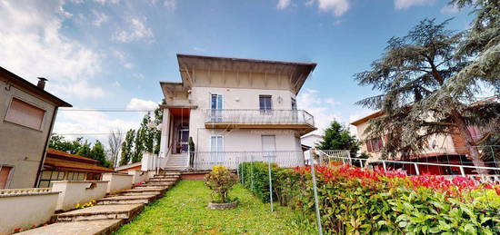 PORZIONE DI CASA INDIPENDENTE CON GIARDINO E GARAG