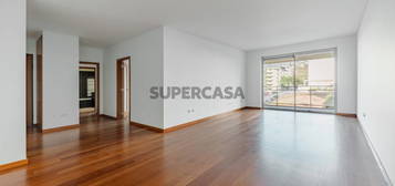 Apartamento T3 em condomínio, vista mar, Funchal, Madeira