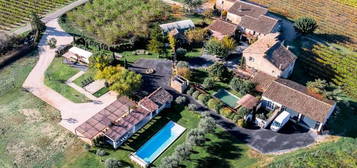 Dpt Vaucluse (84), à vendre en campagne de MENERBES, proche de Gordes et de l'Isle sur la Sorgue, propriété de près de 400 m² avec mas principal de 4 chambres, 3 gîtes et 1 roulotte sur 2 hectares