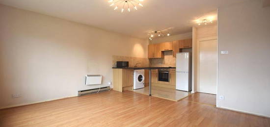 Flat to rent in Penrith Close, Uxbridge UB8