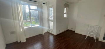 Flat to rent in Grange Grove, London N1