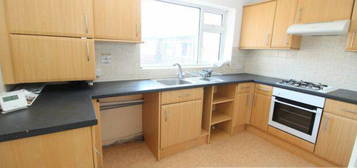 Maisonette to rent in Queens Crescent, Burgess Hill RH15