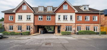 Flat to rent in Flat 2/Doyle Court, 36 Kings Road, Haslemere, Surrey GU27