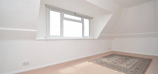 Flat to rent in High Road, North Finchley N12